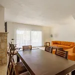 Stone Near Long & Shopping Mall וילה